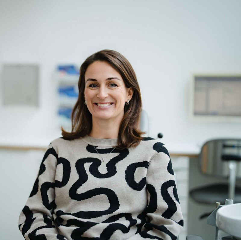 Patientin der Kieferchirurgie schaut fr&ouml;hlich in die Kamera.