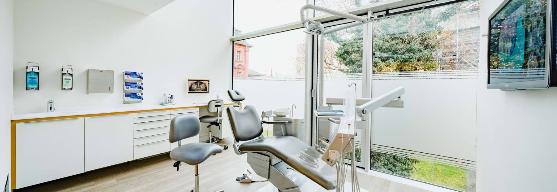 Aufnahme eines lichtdurchfluteten, freundlichen und modernen Behandungszimmers der Praxisklinik