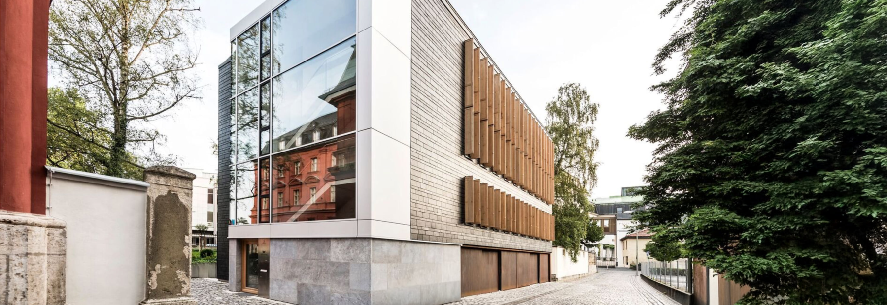 Cleane Aufnahme des modernen Praxisgeb&auml;udes von au&szlig;en. Sch&ouml;ne, moderne Architektur mit viel Glas.