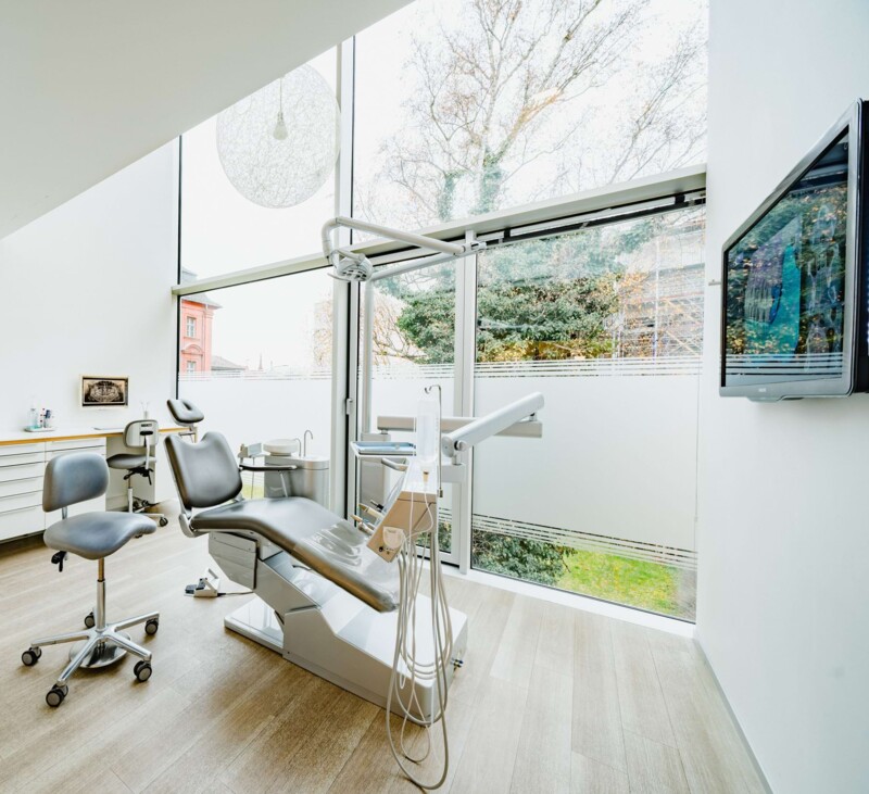 Sch&ouml;n eingerichtetes Behandlungszimmer