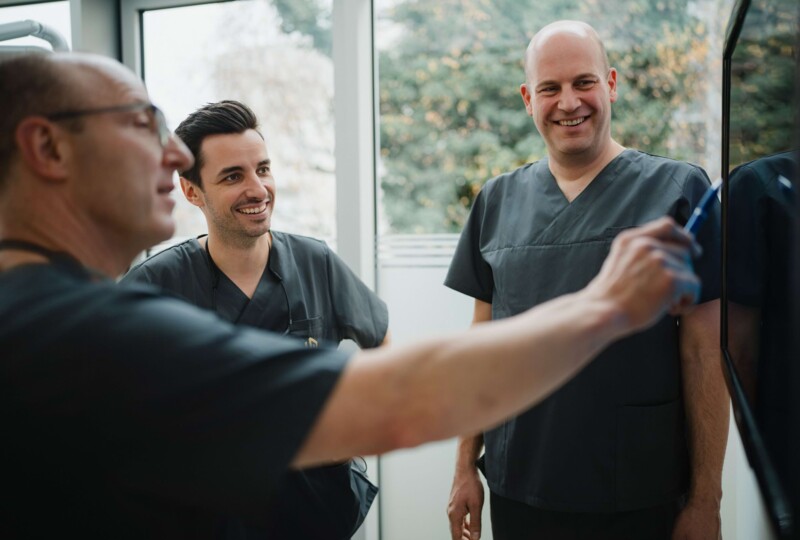 Teambesprechung vor der Behandlung in der Kieferchirurgie in der W&uuml;rzburger Praxis