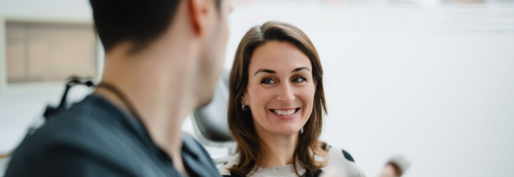 Jeder Behandlung im Bereich Gesichtschirurgie geht ein Beratungsgespr&auml;ch in der Praxis in W&uuml;rzburg voraus.