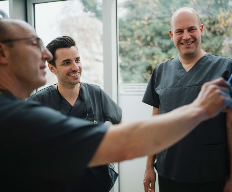 Die Experten f&uuml;r Gesichtschirurgie in W&uuml;rzburg besprechen eine Behandlung.