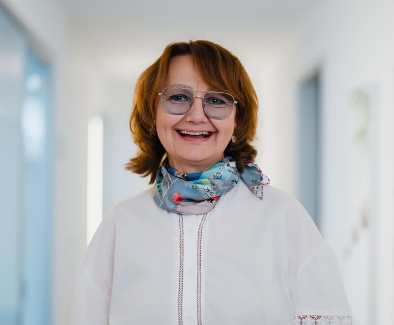 Patientin der Gesichtschirurgie in W&uuml;rzburg lacht in die Kamera.