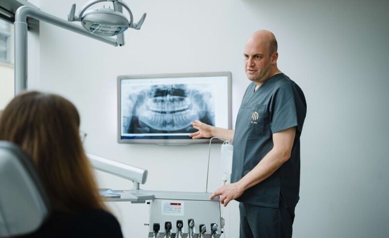 In der Oralchirurgie wird die Behandlung in W&uuml;rzburg mit R&ouml;ntgenaufnahmen geplant.