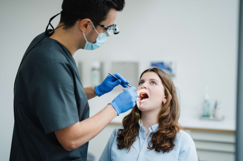 Oralchirurgische Untersuchung in der Praxis in W&uuml;rzburg