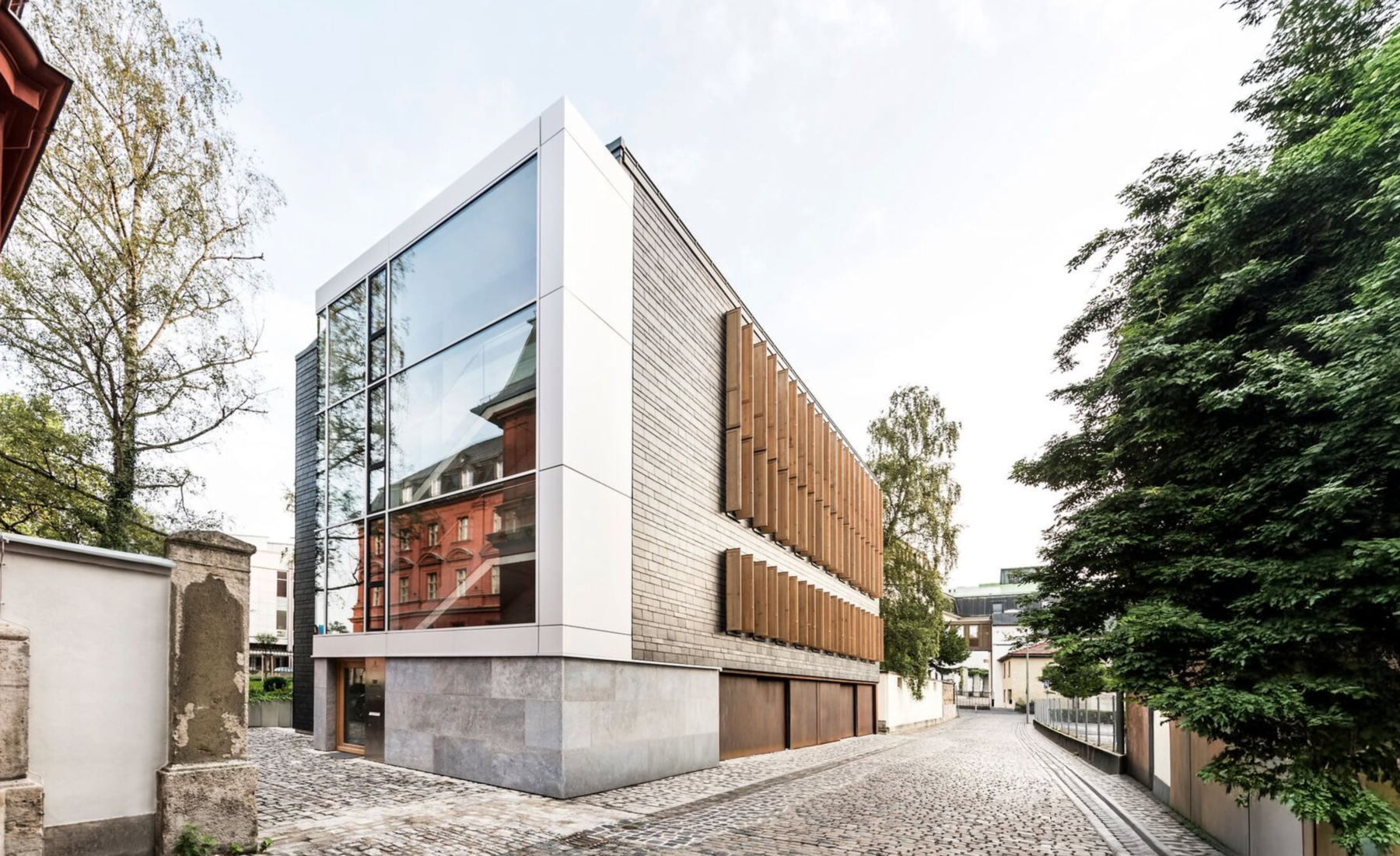 Au&szlig;enaufnahme des modernen Praxisgeb&auml;udes mitten in W&uuml;rzburg