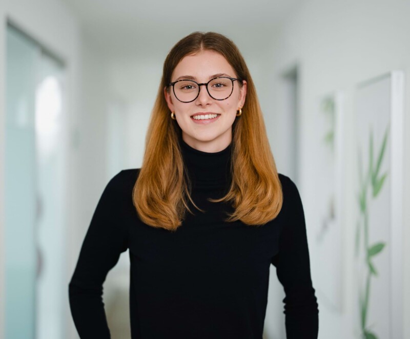 Eine Patientin, die sich in der Praxis in W&uuml;rzburg die Weisheitsz&auml;hne entfernen lassen m&ouml;chte.