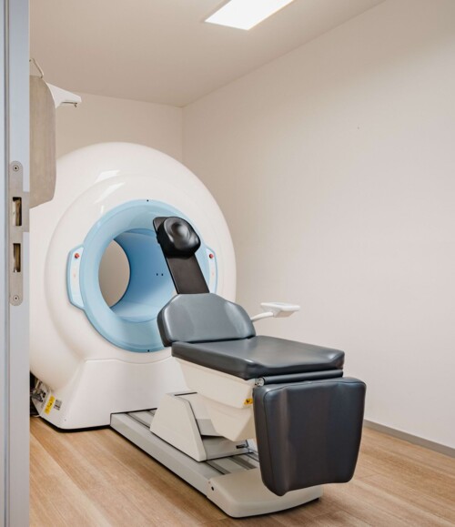 Bild in den Technikraum mit moderner Ausstattung f&uuml;r pr&auml;zise Diagnostik und Eingriffsplanung