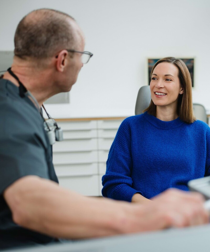 PD. Dr. Dr. W&uuml;rzler kl&auml;rt eine Patientin &uuml;ber einen Eingriff in Sedierung auf
