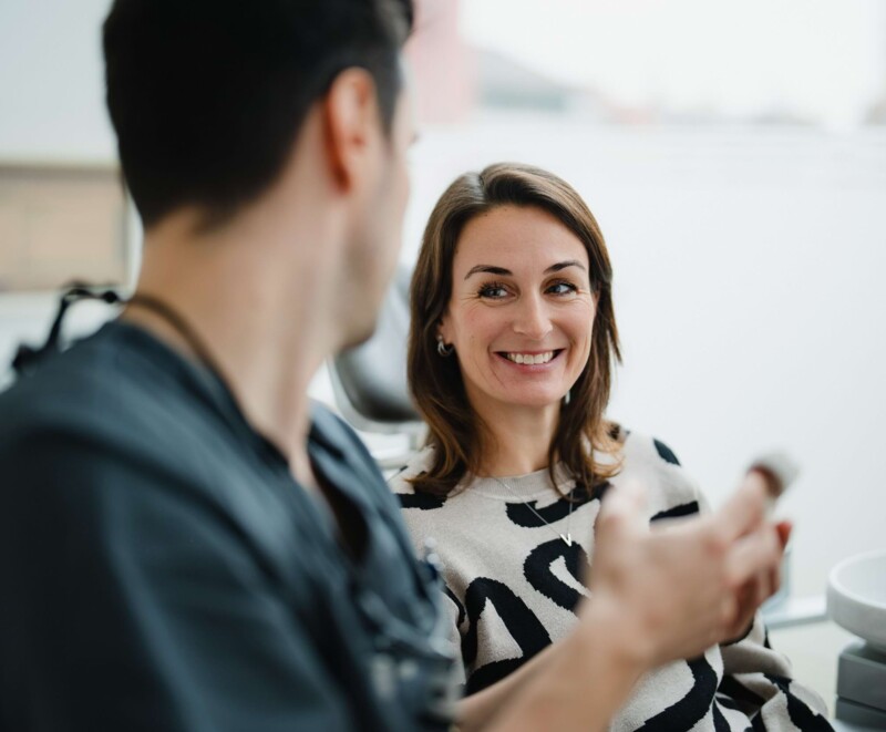 Zahnarzt ber&auml;t Patientin zu Zahnimplantaten in W&uuml;rzburg.