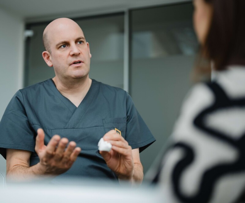 Der Zahnarzt in W&uuml;rzburg spricht vor dem Entfernen der Weisheitsz&auml;hne mit der Patientin.