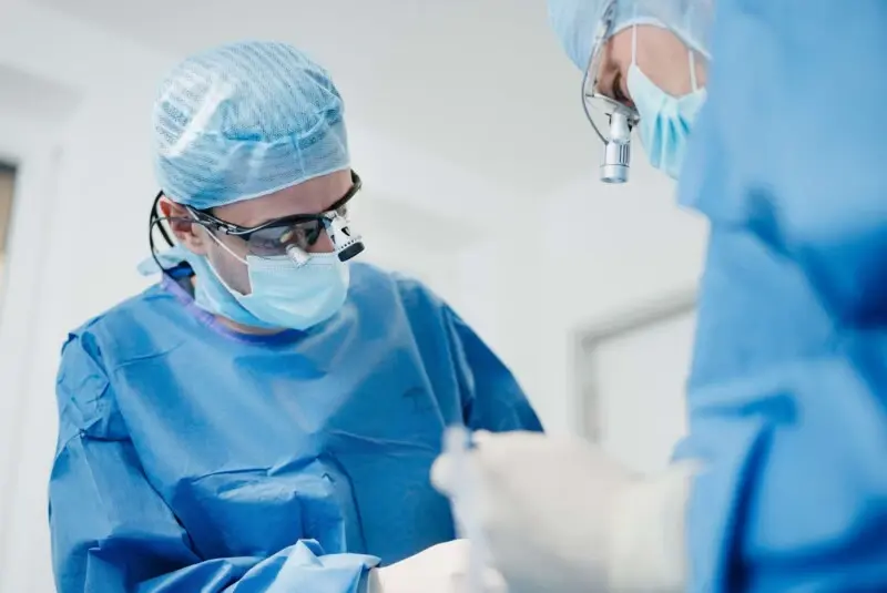Oralchirurgie nahe Wertheim: Pr&auml;ziser Eingriff zum Zahnerhalt durch Wurzelspitzenresektion.