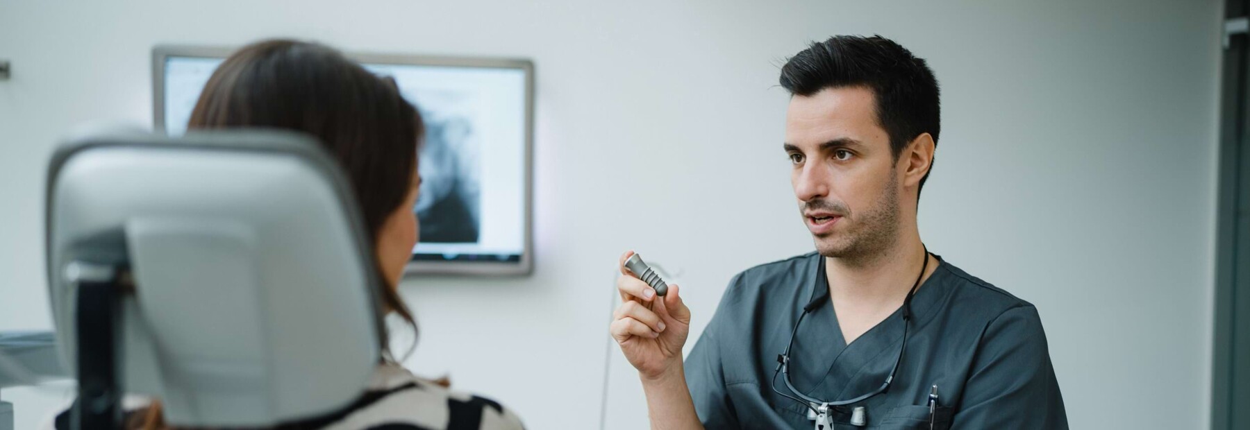 Beratungsgespr&auml;ch im Bereich Implantologie in W&uuml;rzburg.