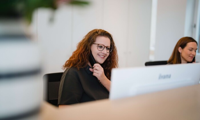 Freundliche Mitarbeiter:innen aus der Administration w&auml;hrend sie telefonieren