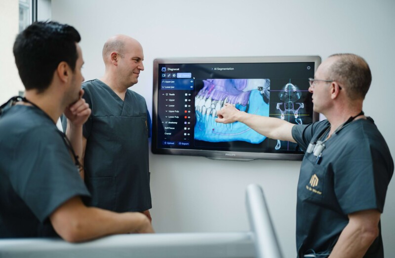 Das Team bespricht gesichtschirurgische Behandlungen in der Praxis in W&uuml;rzburg.