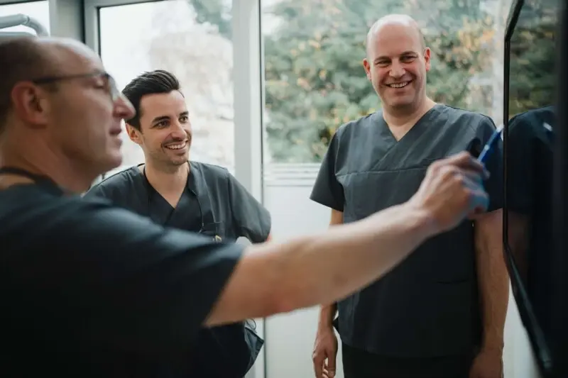 Team unserer Praxisklinik f&uuml;r Oralchirurgie, Implantologie und MKG-Chirurgie nahe Wertheim.