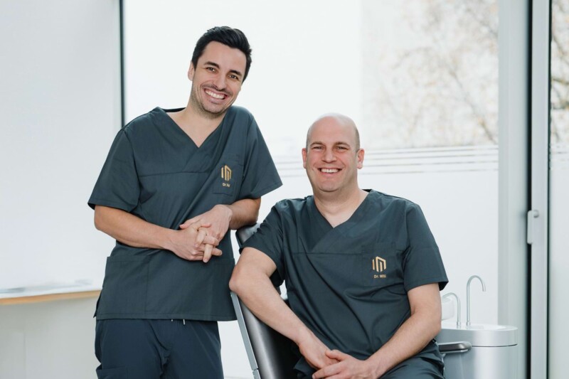 Portrait von Dr. Alexander Mai und Dr. Florian Will in einem Behandlungszimmer