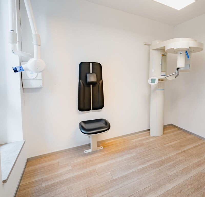 Blick in den mit modernsten Ger&auml;ten ausgestatteten Untersuchungsraum.