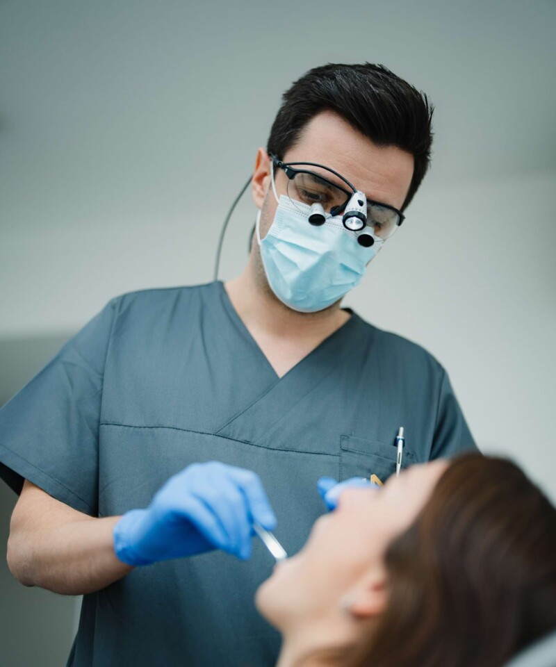 Dr. Alexander Mai aus W&uuml;rzburg w&auml;hrend einer Zahntransplantation