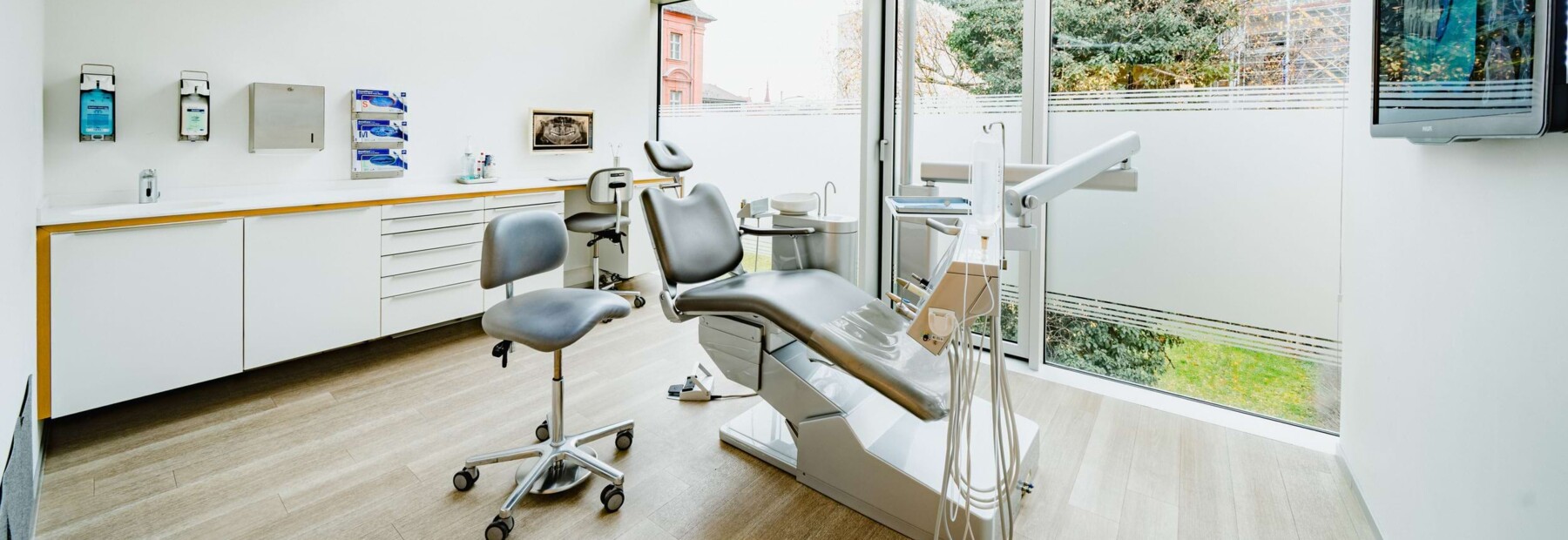 Behandlungszimmer in der Praxis f&uuml;r Oralchirurgie bei Kitzingen