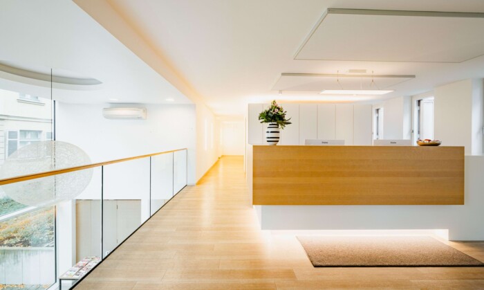 Freundlicher, moderner und warmer Eingangsbereich der Praxisklinik.