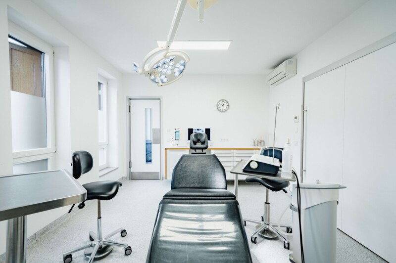 Einblick in den modernen und cleanen OP-Sall der Praxisklinik