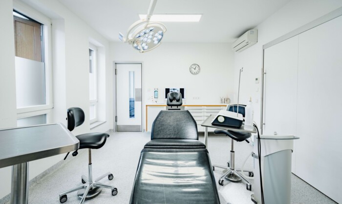 Cleane Fotografie eines OP-Salls der Praxisklinik in W&uuml;rzburg
