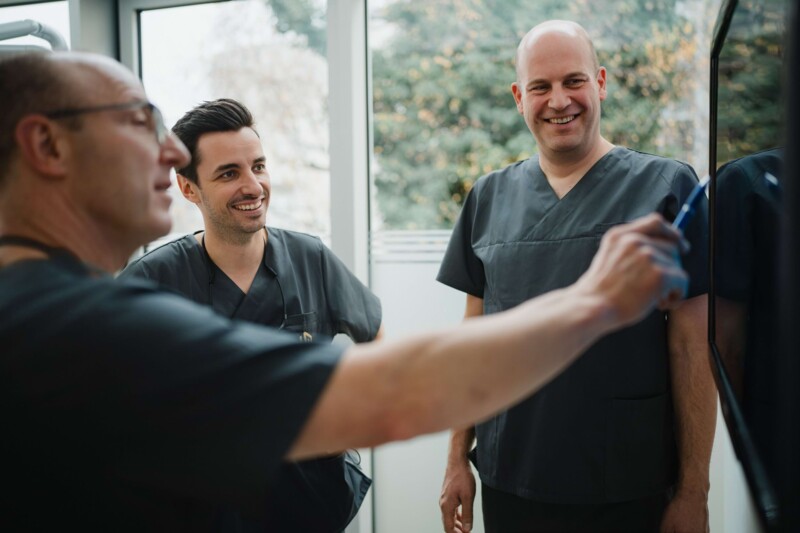 Das Team bespricht gemeinsam zahn&auml;rztliche Behandlungsschritte.