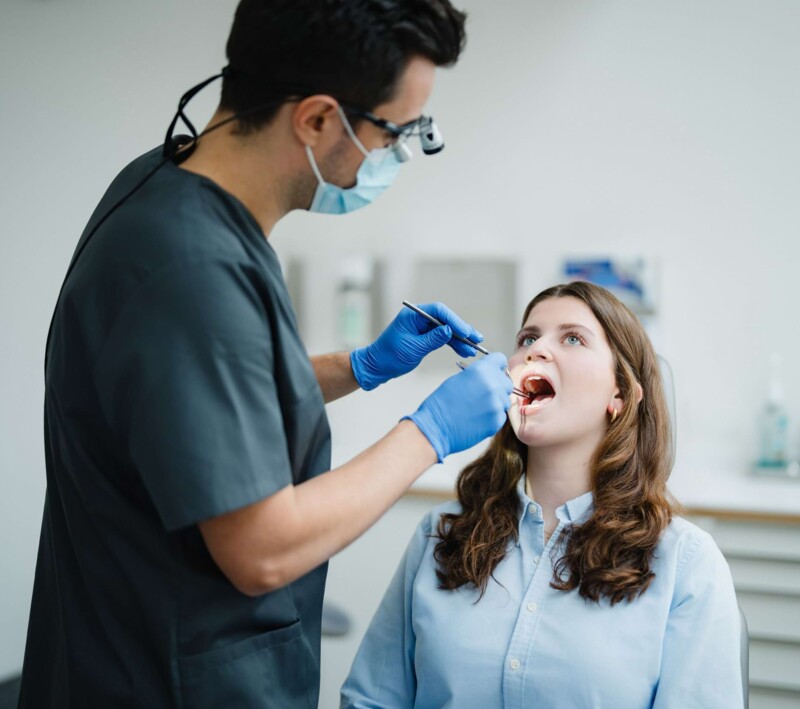 Untersuchung einer Patientin durch Behandler der Kieferchirurgie in W&uuml;rzburg