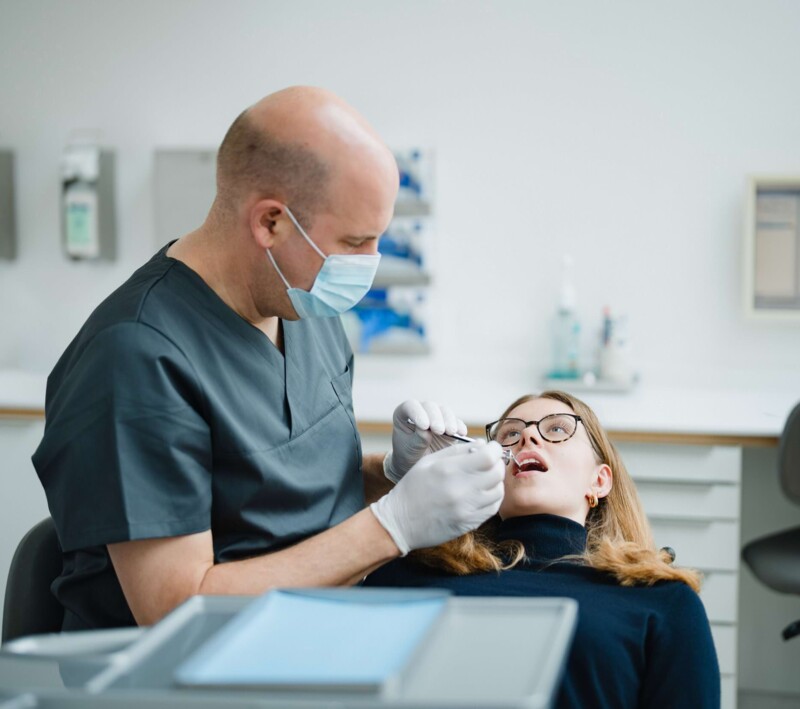 Der Behandler untersucht eine Patientin in der Kieferchirurgie bei Kitzingen.