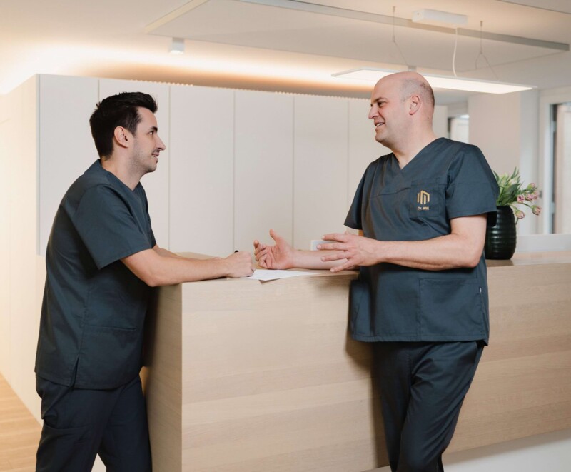 Dr. Will und Dr. Mai besprechen sich im Bereich Kieferchirurgie in der Praxis bei Kitzingen.