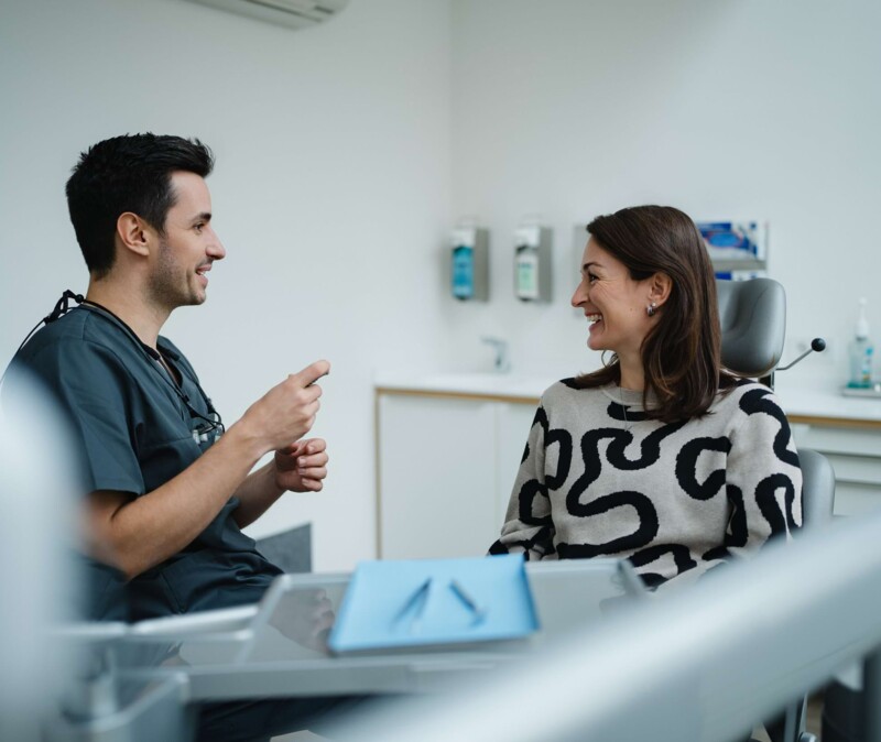 Der Zahnarzt erkl&auml;rt einer Patientin den Ablauf der Behandlung in der Kieferchirurgie bei Kitzingen.
