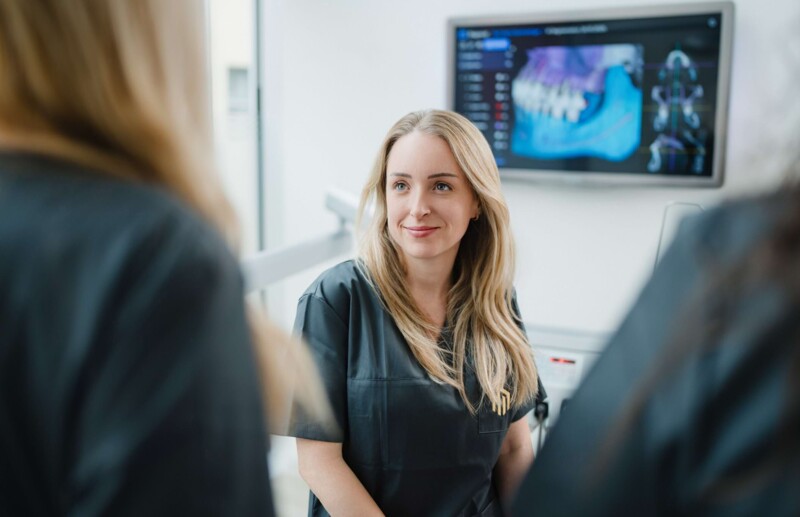 Mitarbeiter:innen der Praxisklinik im herzlichen Miteinander bei der Arbeit.
