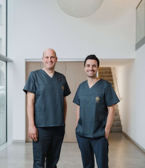 Portrait von Dr. Florian Will und Dr. Alexander Mai im Foyer der Praxisklinik
