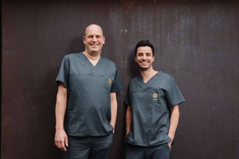 Ihre Zahn&auml;rzte begr&uuml;&szlig;en Sie in ihrer Praxis bei Kitzingen in der Kieferchirurgie.