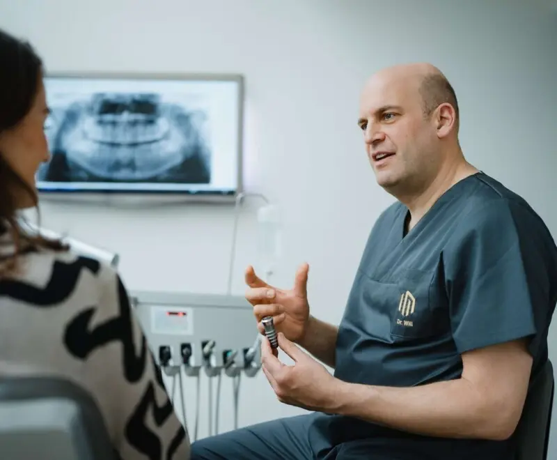 Aufkl&auml;rungsgespr&auml;ch vor einer Implantatbehandlung.