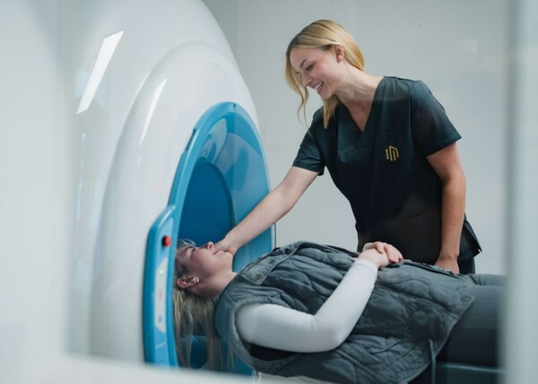 Eine motivierte Mitarbeiterin begleitet eine Patientin