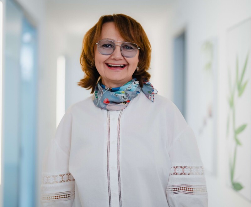 Patientin der Kieferchirurgie in W&uuml;rzburg lacht in die Kamera.