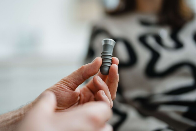 Ein Modell eines Zahnimplantats, das wir in W&uuml;rzburg zur Veranschaulichung nutzen.