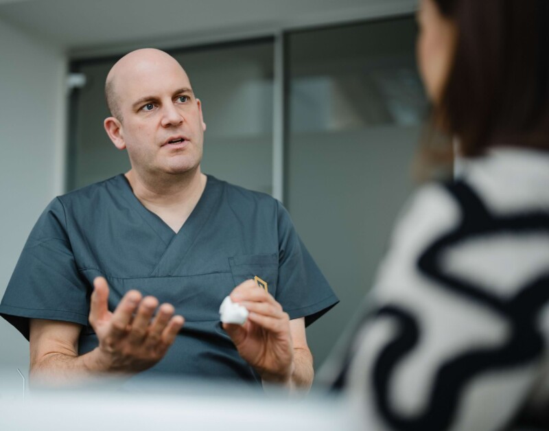 Aufkl&auml;rungsgespr&auml;ch zwischen Behandler und Patientin im Bereich Oralchirurgie in der Praxis bei Kitzingen.