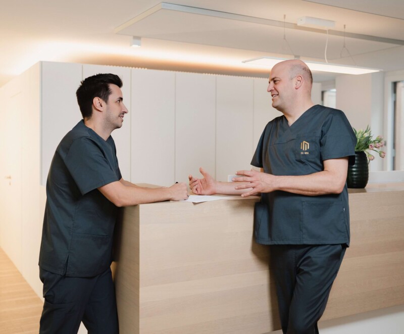 Dr. med. Mai und Dr. med. Will besprechen sich vor einer Behandlung im Bereich Oralchirurgie in der Praxis bei Kitzingen.