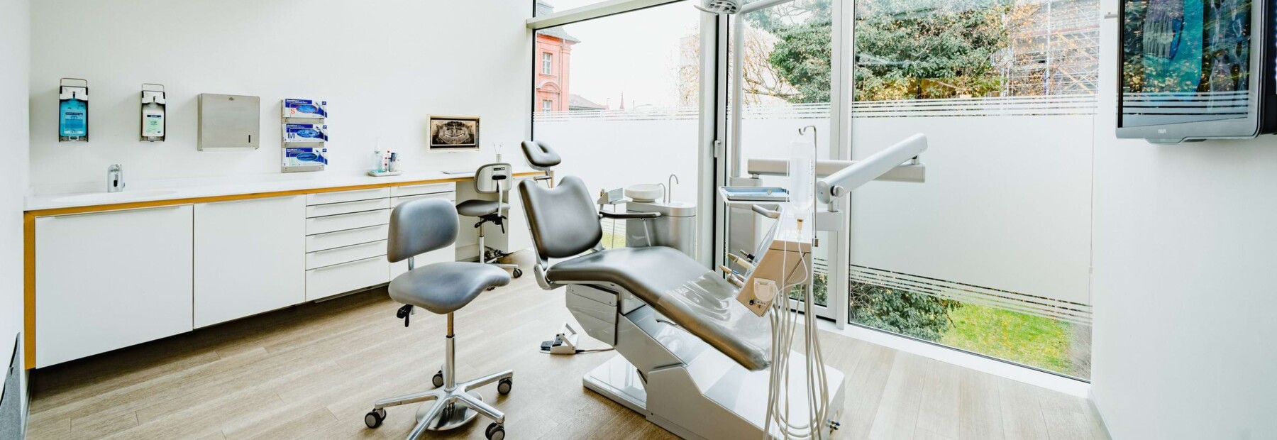 Blick in ein Behandlungszimmer der Praxis in W&uuml;rzburg