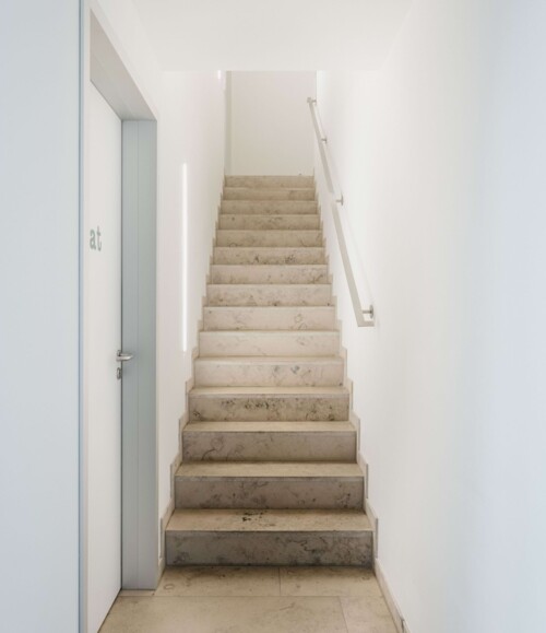 Tolle, moderne Architektur und Wohlf&uuml;hlatmosph&auml;re im Geb&auml;ude. Detailaufnahme des Treppenhauses