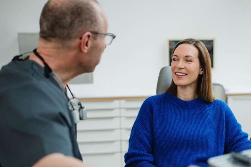 Die Patientin informiert sich beim Zahnarzt in W&uuml;rzburg &uuml;ber die Gesichtschirurgie.