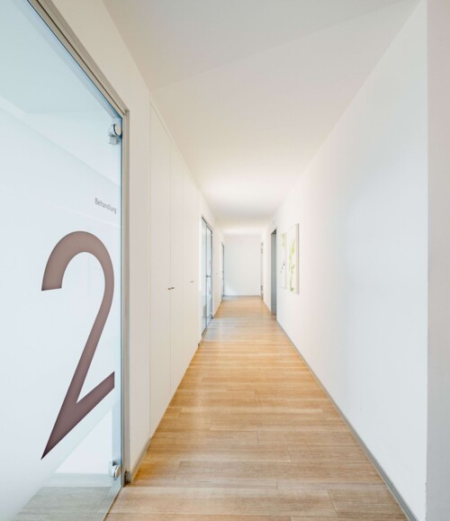 Flucht in den Flur der Praxisklinik, von dem links und rechts T&uuml;ren zu Zimmern abgehen
