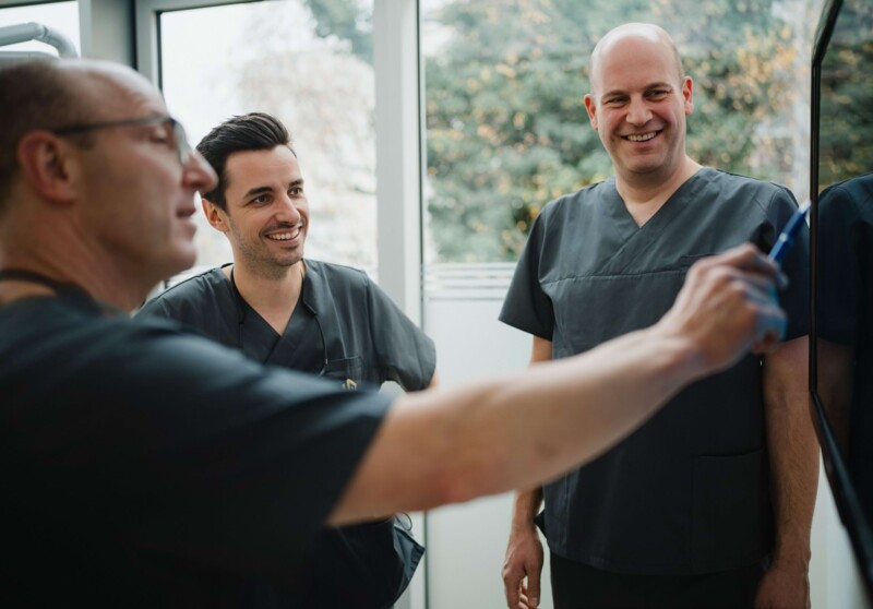 Teambesprechung im Fachbereich Kieferchirurgie in der Praxis bei Kitzingen.