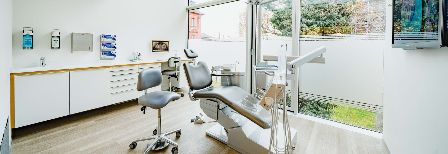 Blick in einen Behandlungsraum f&uuml;r Kieferchirurgie in der Praxis bei Kitzingen.