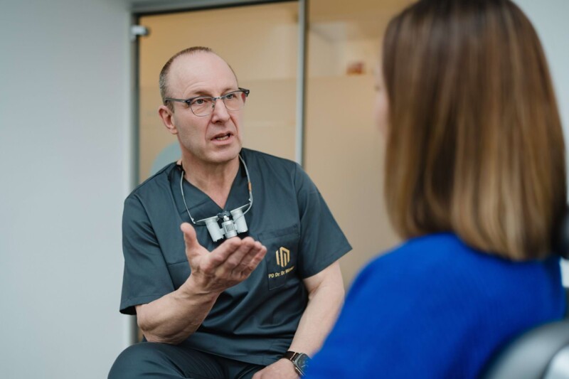 Der Behandler spricht mit der Patientin in W&uuml;rzburg &uuml;ber die M&ouml;glichkeiten der Gesichtschirurgie.
